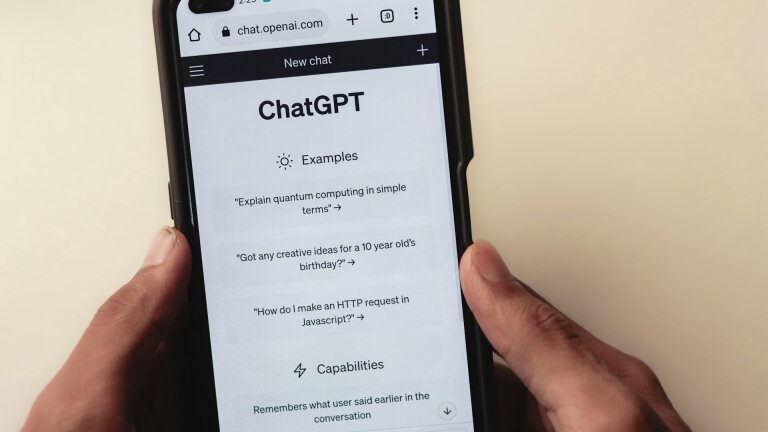 alternative-chatgpt-gratuite-photo Alternative à ChatGPT gratuite et européenne : 8 outils testés pour le travail
