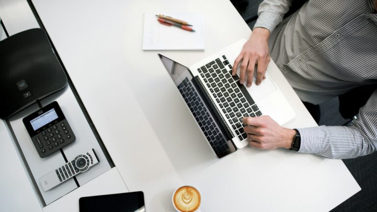 Comment utiliser ChatGPT au travail : 12 usages pro testés, avec les prompts